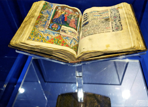Resplendissantes enluminures : Livres d’Heures du XIIIe au XVIe siècle dans les collections du Québec