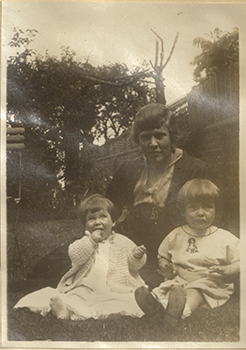 /images/penfieldfonds/med/pen_photograph_album_1919_1927_pg024-img03.jpg