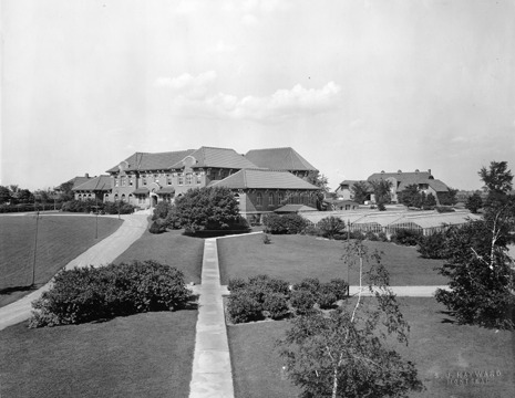 Built in 1905, thanks to a generous donation by Sir William Macdonald, this building was originally known as the Agriculture building. Amongst other things, it houses the McGill Herbarium, whose collection of over 140,000 plant specimens documents the research activities of McGill staff and students over the past century and serves as a rich source of research material for biologists.
