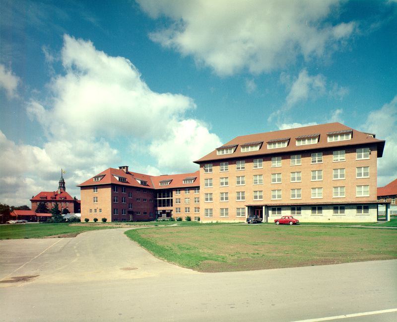 This co-ed residence, mainly intended for first-year students, features furnished rooms and a communal kitchen on every floor.