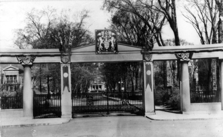 Gates with crest (1939)